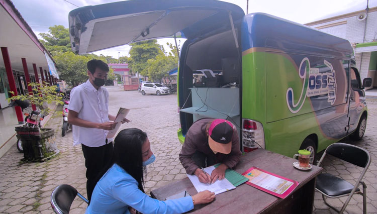 Petugas-DPMPTSP-saat-melayani-pelaku-usaha-yang-melakukan-perizinan-usaha.jpg