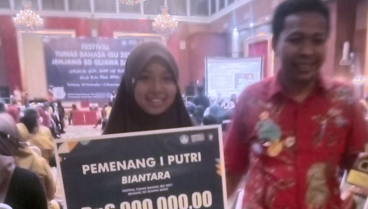 Siti Ainun Naziyatul saat menjuarai lomba biantara di ajang Pasanggiri Bahasa Sunda tingkat Provinsi Jawa Barat. (Foto: Dokumentasi Dinas Pendidikan Kabupaten Indramayu)