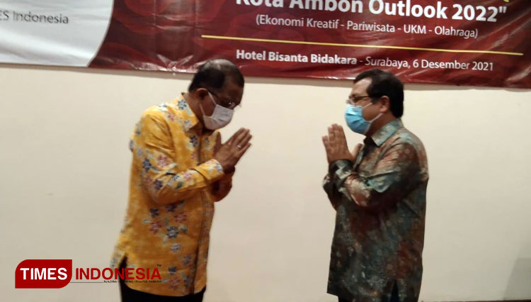 Walikota Ambon Richard (kiri) dinobatkan oleh Pusparekraf dan TIMES Indonesia sebagai Presiden Musik Dunia. (Foto: Lely/TIMES Indonesia)