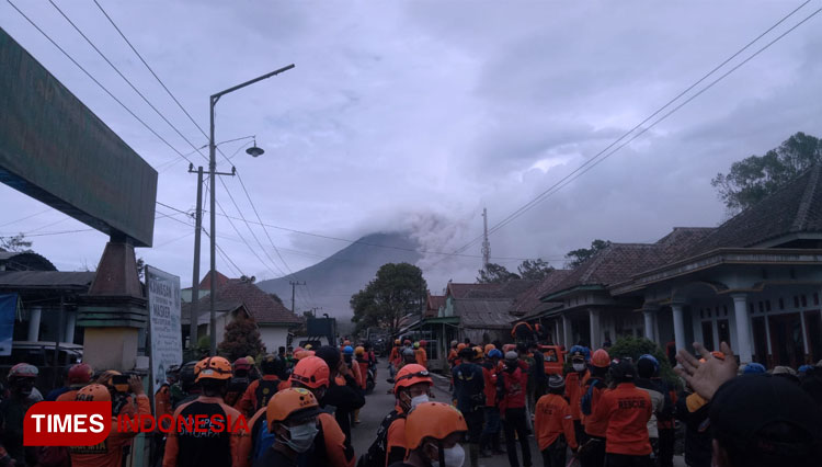 Erupsi Gunung Semeru: 14 Meninggal, 56 Terluka, Ribuan Mengungsi