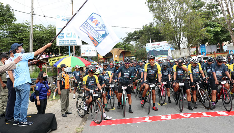 Para peserta gowes KAI Kediri Dholo KOM Challenge 2021 start di pintu masuk wisata gunung Kelud (Foto: Diskominfo Kabupaten Kediri)
