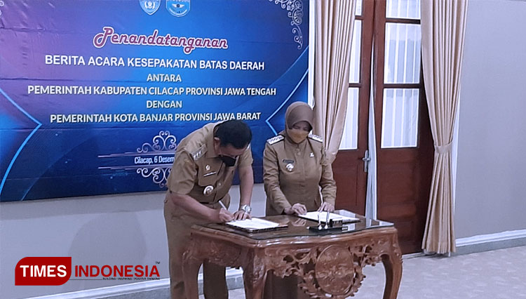 Penandatanganan berita acara kesepakatan batas daerah antara Bupati Cilacap dan Wali Kota Banjar untuk kepastian hukum batas wilayah. (FOTO: Estanto Prima Yuniarto/TIMES Indonesia)