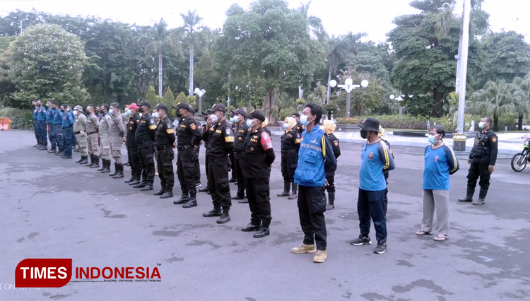 Bronto-Skylift--44-dan-sejumlah-kendaraan-dikirim-Pemkot-Surabaya-menuju-lokasi-bencana-alam-erupsi-Gunung-Semeru-4.jpg