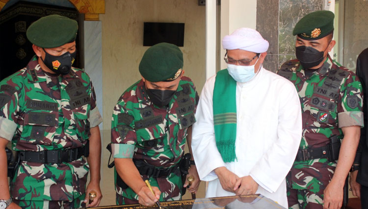 Panglima Divisi Infanteri 2 Kostrad menandatangani batu prasati peresmian Masjid Baitul Muttaqin Resimen Armed 2 /PY/2 Kostrad, Selasa (08/12/2021). (Foto: Menarmed 2/PY/2 Kostrad)