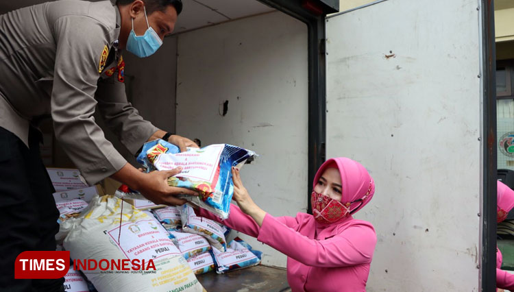 Polresta Banyuwangi menyalurkan program penggalangan bantuan kepada korban letusan gunung Semeru di Lumajang, Jawa Timur. (FOTO: Agung Sedana/ TIMES Indonesia)