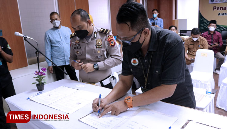 Berpose-bersama-seusai-penandatanganan-perjanjian-kerjasama-antara-Lima-BUMDes-dengan-Bank-BJB-Cabang-Majalengka-dan-P3D-Provinsi-Jabar-wilayah-Kabupaten-Majalengka-2.jpg