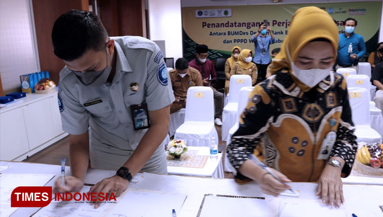 Berpose-bersama-seusai-penandatanganan-perjanjian-kerjasama-antara-Lima-BUMDes-dengan-Bank-BJB-Cabang-Majalengka-dan-P3D-Provinsi-Jabar-wilayah-Kabupaten-Majalengka-3.jpg