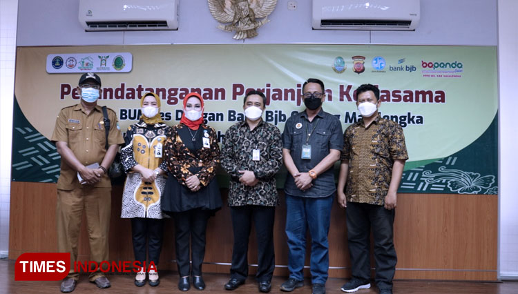 Berpose bersama seusai penandatanganan perjanjian kerjasama antara Lima BUMDes dengan Bank BJB Cabang Majalengka dan P3D Provinsi Jabar wilayah Kabupaten Majalengka. (FOTO: Jaja Sumarja/TIMES Indonesia)