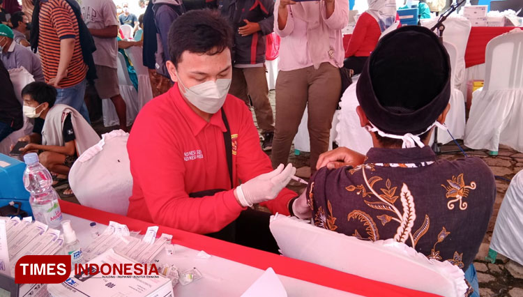  Warga Kedunggading dan Ngerjo Ringinarum Kendal, saat mendapatkan distribusi vaksin dari BIN Daerah Jateng, di Desa Kedunggading, Rabu 08/12/2021 (Foto: Zamroni/ TIMES Indonesia). 