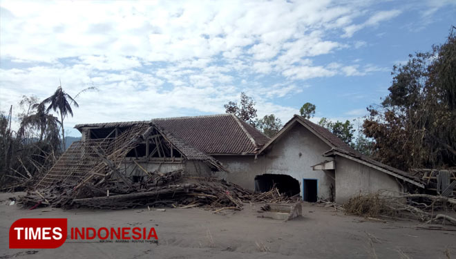 Terlihat rumah yang hancur dan sudah dipenuhi oleh abu vulkanik akibat Erupsi Gunung Semeru. (Foto: Adhitya Hendra/TIMES Indonesia)
