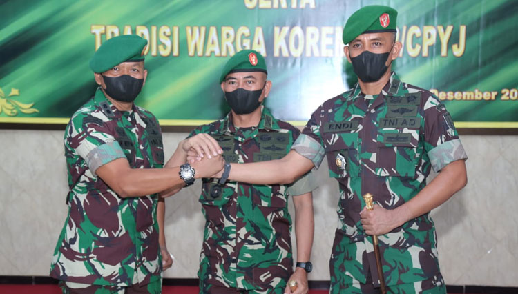 Danrem 082/CPYJ Kolonel Inf M. Dariyanto memimpin secara langsung serah terima jabatan Dandim 0812 Lamongan dari dari Letkol Inf. Sidik Wiyono kepada Letkol Kav Endi Siswanto Yusuf di Makorem 082/CPYJ, Rabu (8/12/2021) (Foto: Pendim 0812/Lamongan)