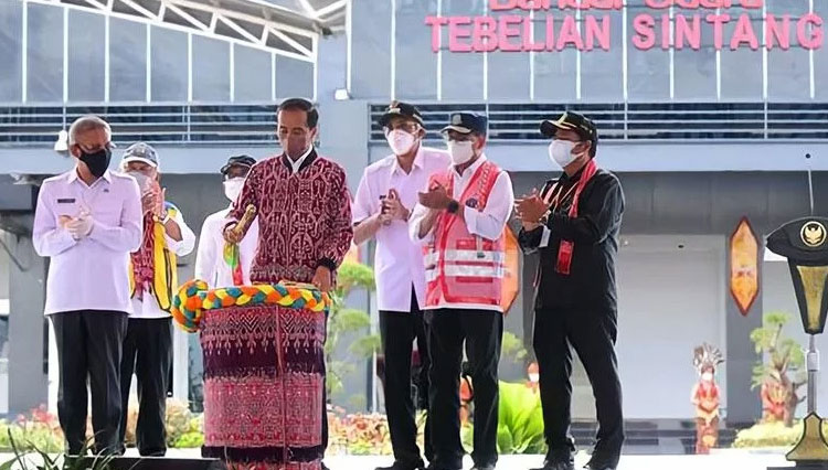 Resmikan Bandara Tebelian, Jokowi: Pemerintah Terus Bangun Konektivitas Antardaerah