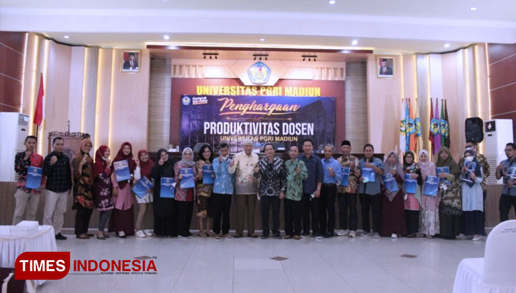 Foto bersama peraih penghargaan Produktivitas Dosen dengan jajaran rektorat. (Foto: Humas UNIPMA for Times Indonesia)