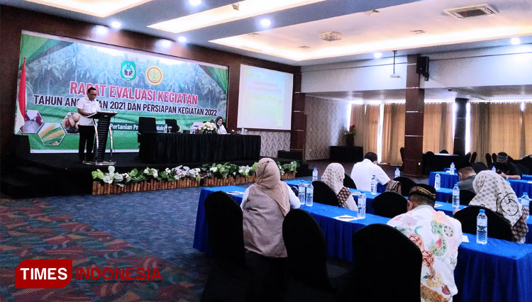 Sekprov Malut, Samsuddin Abdul Kadir membuka acara evaluasi kegiatan 2021.(FOTO: Wahyudi Yahya/TIMES Indonesia)