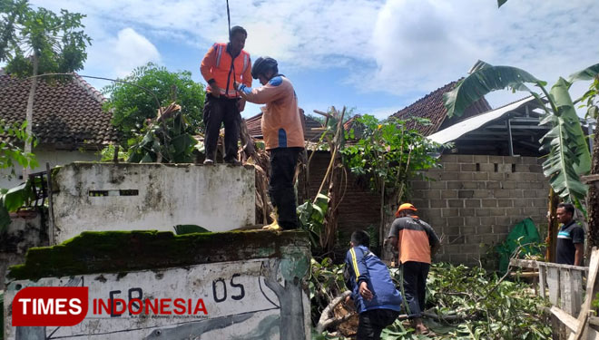 BPBD turun ke lokasi bencana puting beliung yang merusak rumah warga di Kecamatan Mangaran. (FOTO: Izzul Mutaqin/TIMES Indonesia)