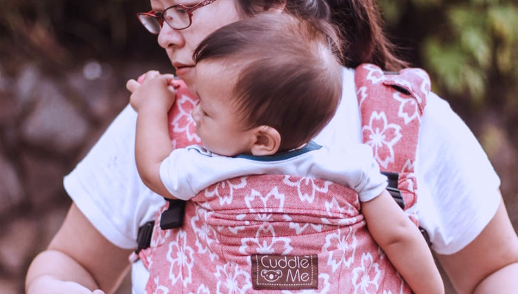 Hindari Kondisi Hip Dysplasia, Cuddle Me Edukasi Cara Menggendong Bayi