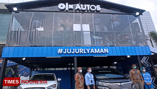 Gerai OLX Autos di GIIAS Surabaya 2021 Lapangan Parkir Grand City, Kamis (9/12/2021).(Foto : Lely Yuana/TIMES Indonesia) 