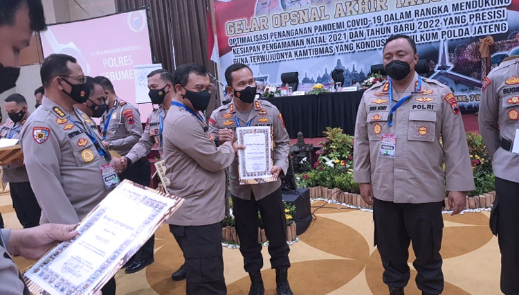 Polres Kebumen menerima  penghargaan penyelesaian kasus terbanyak Tahun 2021 dari Polda Jawa Tengah. (FOTO: Humas Polres Kebumen for TIMES Indonesia)