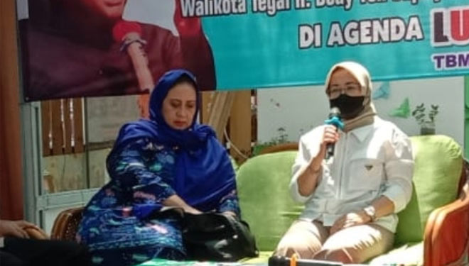 Wakil Ketua Penggerak PKK Kota Tegal didampingi Artis Legendaris Yessy Gusman bersama Kapolresta Tegal Kota serta Penggiat Literasi Dr. Yusqon dalam acara peletakan batu pertama pembangunan Taman Baca Masyarakat Sakila Kerti (Foto Bayu For TIMES)