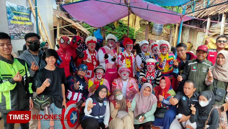 Komunitas Badut menghibur anak-anak di lokasi bencana alam banjir bandang, di Kecamatan Sukawening, Kabupaten Garut, Jawa Barat, Kamis, (09/11/2021) (FOTO: Andy Kusmayadi/TIMES Indonesia)