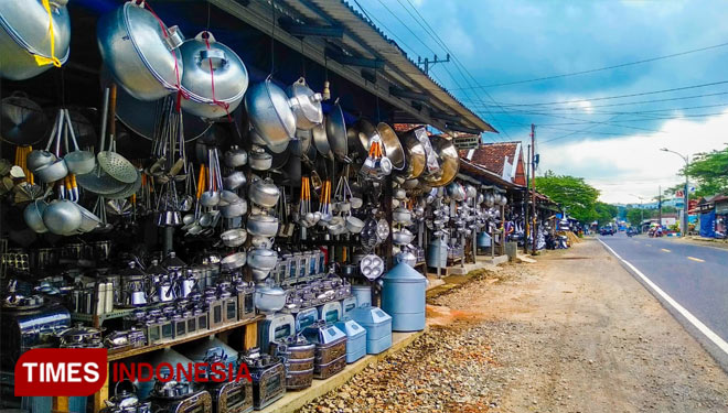 Menengok Aluminium Tegalpakis, Pusat Aneka Perabot Dapur Terbesar di Banyuwangi