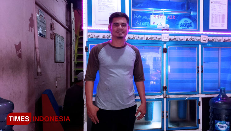 Faisal Pemilik bisnis Air Isi Ulang (FOTO: Joko Wiyono TIMES Indonesia)