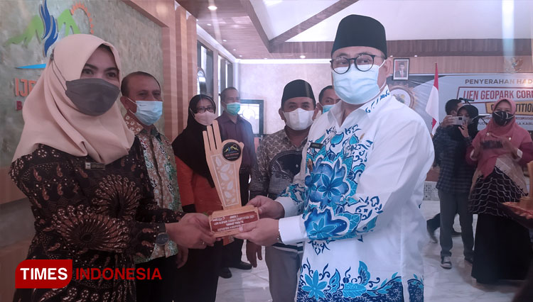 Wakil Bupati Bondowoso Irwan Bachtiar Rahmat saat menyerahkan langsung hadiah untuk sekolah pemenang Ijen Geopark Corner Competition (FOTO: Moh Bahri/TIMES Indonesia).