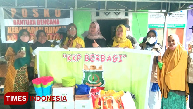 KKP Bontang salurkan sembako dan alat dapur kepada Korban Kebakaran Loktuan (Foto: Kusnadi/TIMES Indonesia)