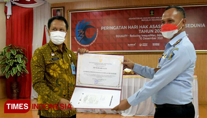Kalapas Banjar saat menerima Piagam penghargaan atas capaiannya dalam P2HAM (foto:Istimewa)