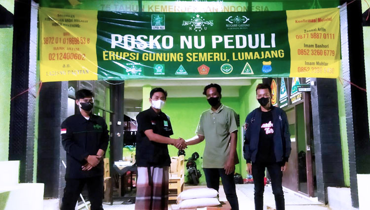 Kartar Tunas Muda Katipugal Pacitan salurkan donasi dan keperluan melalui NU Care-Lazisnu Pacitan untuk korban erupsi Gunung Semeru. (Foto: Haryono for TIMES Indonesia)