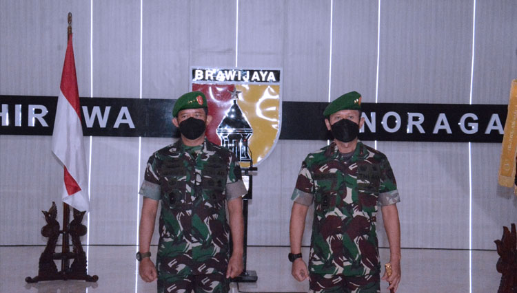Sertijab Pangdam V/Brawijaya dari Mayjen TNI Sunaryanto ke Mayjen TNI Nurchahyanto, Jumat (10/12/2021). (FOTO: Dok. Pendam Brawijaya)