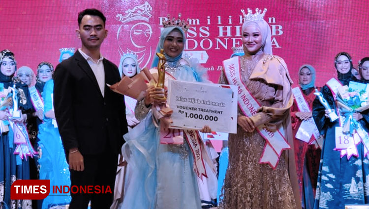 Foto: Nurul Iftitah (tengah) perwakilan Jawa Timur yang resmi menjadi Miss Hijab Indonesia 2021, Kamis (9/12/2021) (FOTO: Dok. Miss Hijab Indonesia for TIMES Indonesia)