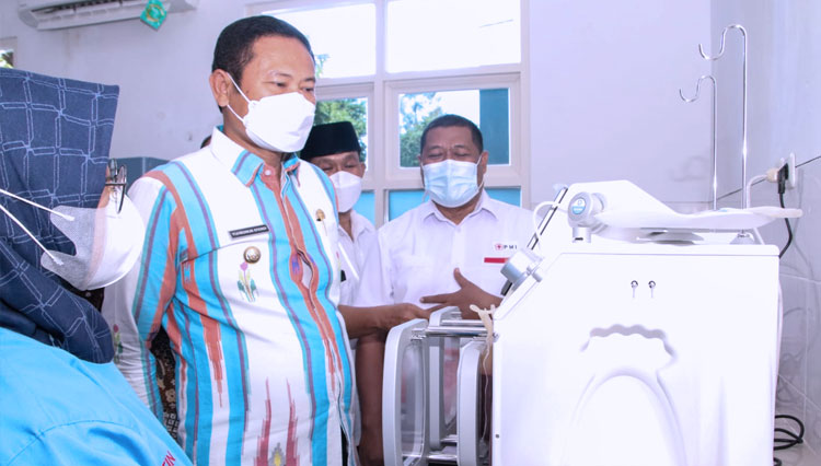 Bupati Lamongan Yuhronur Efendi saat diperkenalkan mesin baru oleh Ketua PMI Lamongan Agus Suyanto dalam peringatan HUT ke-76 PMI, Jumat (10/12/2021). (Foto: Prokopim Lamongan for TIMES Indonesia)