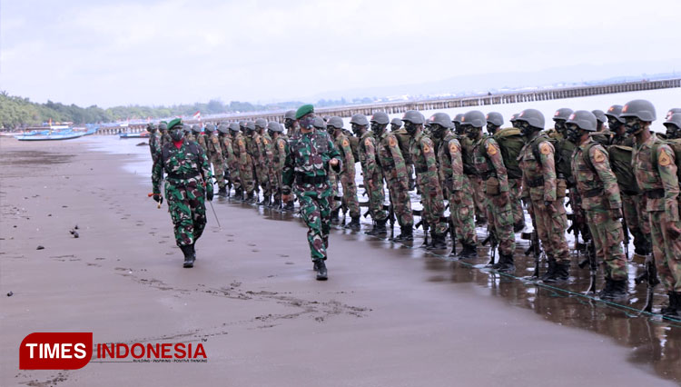 Penyematan-baret-dan-brevet-Infanteri-dalam-Upacara-Tradisi-Pembaretan-Korps-Infanteri-Siswa-Pendidikan-Kecabangan-Perwira-Infanteri-4.jpg
