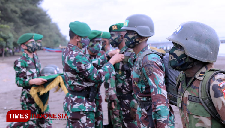 Penyematan baret dan brevet Infanteri dalam Upacara Tradisi Pembaretan Korps Infanteri Siswa Pendidikan Kecabangan Perwira Infanteri (Dikcabpaif) Tahun 2021. (FOTO: Pendim 0703 Cilacap for TIMES Indonesia)