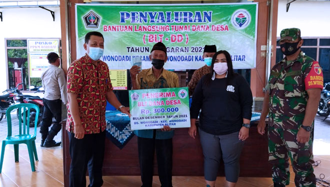 Babinsa Pos Wonodadi Kodim 0808/Blitar Dampingi Penyaluran BLT DD