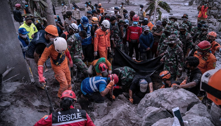 Puji Relawan di Gunung Semeru, Khofifah: Mereka Pahlawan Tanpa Tepuk Tangan  | TIMES Indonesia