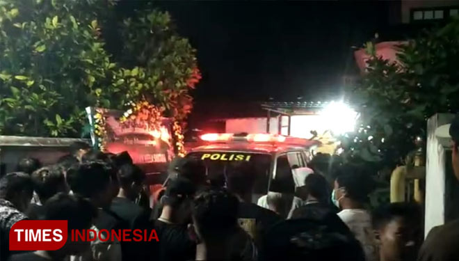 Suasana di rumah duka anggota Polresta Banyuwangi yang meninggal dunia. (FOTO: Agung Sedana/ TIMES Indonesia)