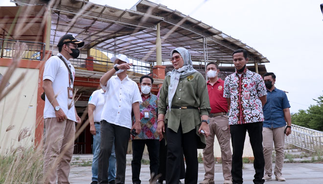 Bupati Indramayu Nina Agustina Dai Bachtiar saat meninjau Gedung IPTEK. (Foto: Diskominfo Kabupaten Indramayu)