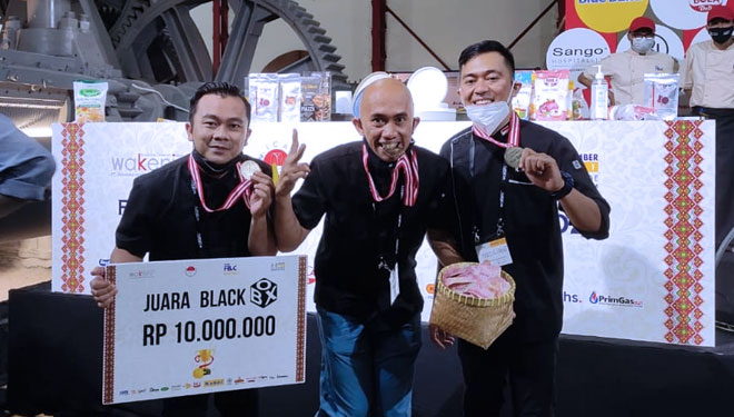 Tim Biru dari ARTOTEL Suites Bianti Yogyakarta yaitu Chef Jojo, Chef Agung dan Chef Adang meraih medali emas dengan grand prize uang tunai 10 juta rupiah dalam ajang Black Box Competition. (Foto: ARTOTEL for TIMES Indonesia)