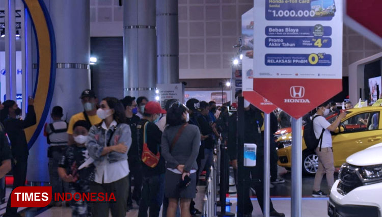 Antusiasme pengunjung masih tinggi di hari terakhir acara GIIAS Surabaya 2021 meski harus dengan protokol kesehatan ketat. (FOTO: Ammar Ramzi/TIMES Indonesia) 