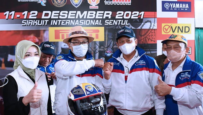 Bamsoet bersama Gubernur Jabar Ridwan Kamil, yang hadir dalam Kejurnas Balap Motor Bebek Piala Presiden RI, di Sirkuit Sentul, Kabupaten Bogor, Jawa Barat, Minggu (13/12/2021).  (foto: IMI)