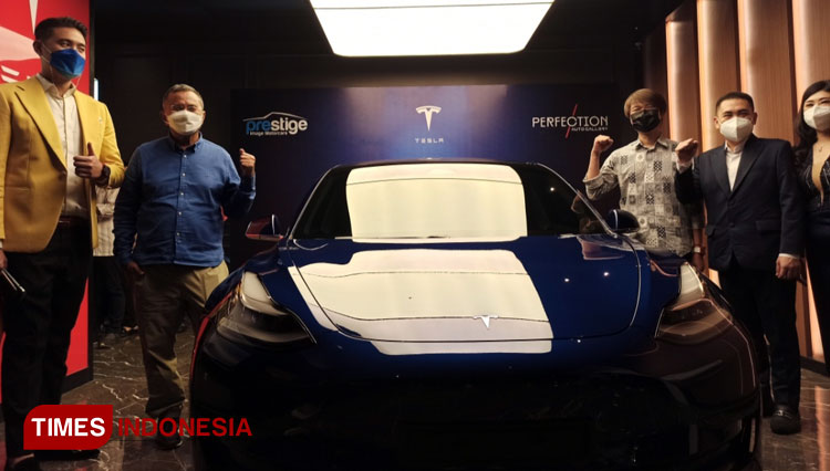 Grand Opening Perfection Auto Gallery, satu-satunya showroom mobil listrik Tesla di Surabaya, Sabtu (11/12/2021). (Foto: Lely Yuana/TIMES Indonesia)
