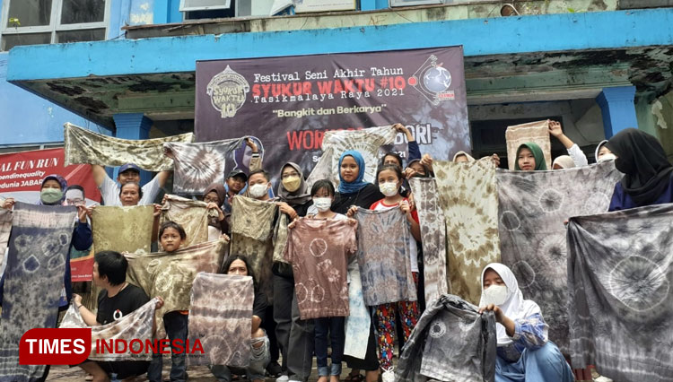 Puluhan Peserta Belajar Mencelup Kain dengan Pewarna Alami