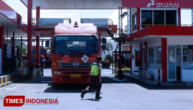 Terlihat truk pengangkut BBM yang berada di Depo Pertamina Malang, Senin (13/12/2021). (Foto: Rizky Kurniawan Pratama/TIMES Indonesia)