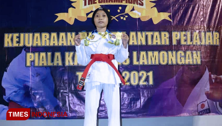 Top, Karateka Berhijab Ini Sabet Dua Medali Emas Piala Kapolres Lamongan