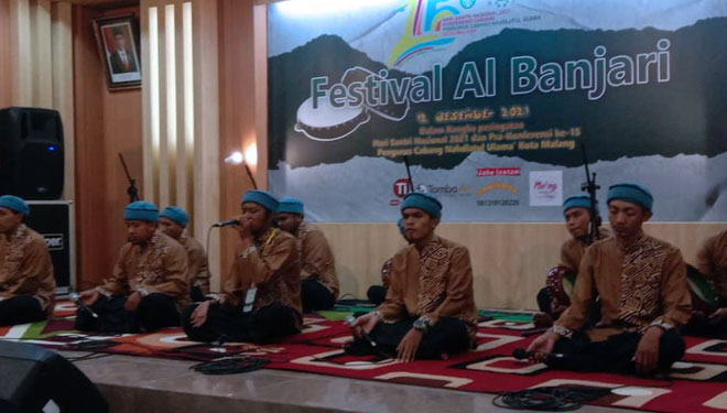 Juara Pertama Festival Al-Banjari Peringatan Hari santri Nasional dan Pra-Konferensi Pengurus Cabang Nahdlatul Ulama' Kota Malang Group Sholawat Azzuhair. (foto: DJ TIMES Indonesia)