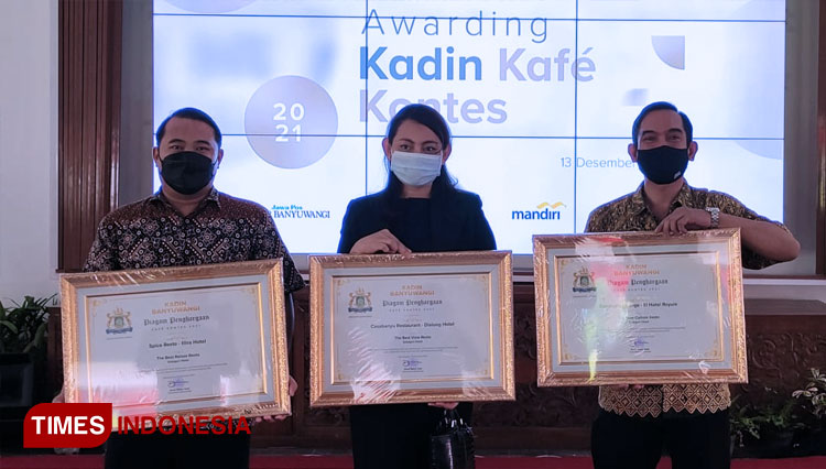 Manajer Food And Beverage (F&B) ILLIRA Hotel Banyuwangi, Gunari Setiawan bersama peserta lainnya saat menerima penghargaan Kafe Kontes 2021 KADIN Banyuwangi. (FOTO: Riswan Efendi/TIMES Indonesia)
