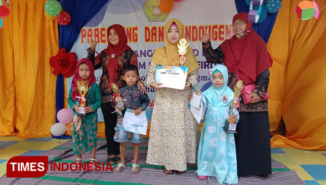 Penyerahan pemenang lomba milad ke III Alam Surya Al Firdaus (Foto : Mukhtarul Hafidh /TIMES Indonesia)