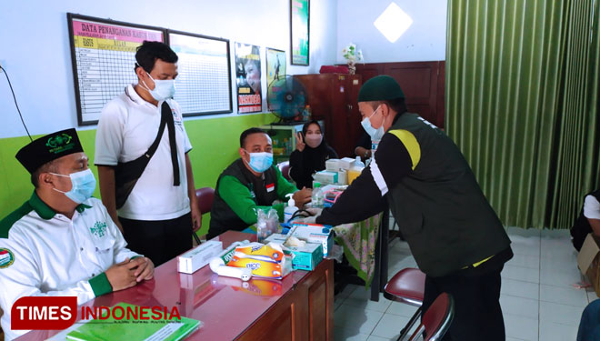 Tim kesehatan dari Pengurus Cabang Nahdlatul Ulama (PCNU) Kabupaten Bondowoso saat memberikan pelayanan pada pengungsi erupsi Gunung Semeru (FOTO: Moh Bahri/TIMES Indonesia)